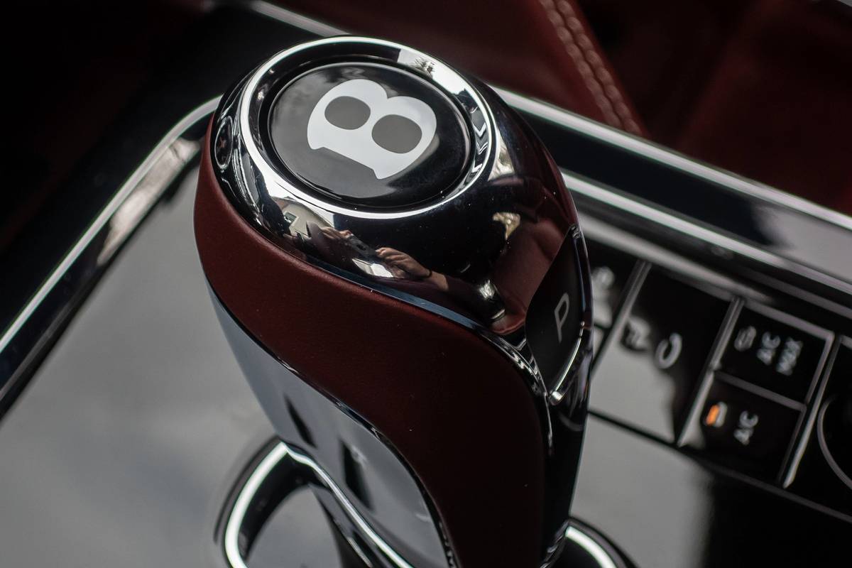 bentley flying spur 2020 25 badge  gearshift  interior jpg