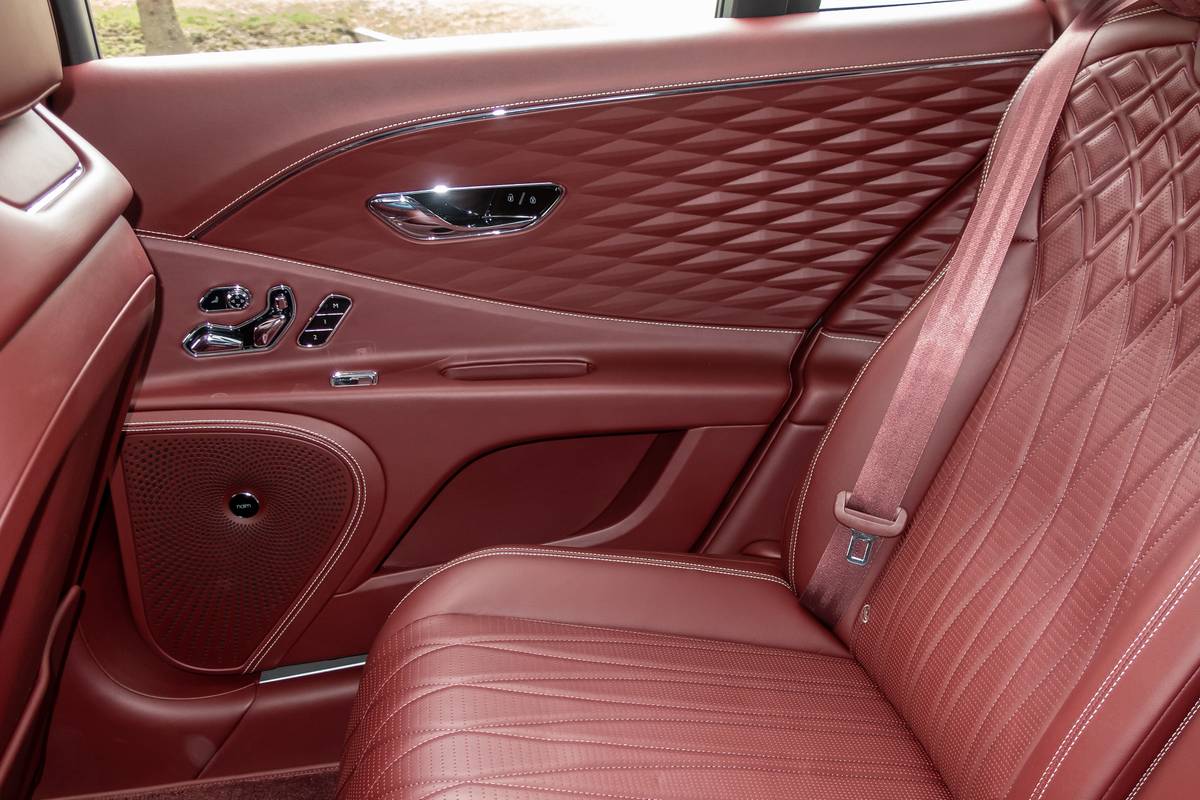 bentley flying spur 2020 37 backseat  detail  interior jpg