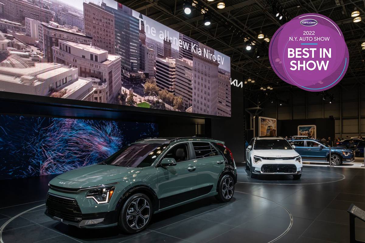 best-of-show-2022-02-kia-niro-group-nyias-exterior-front-angle-grey-suv