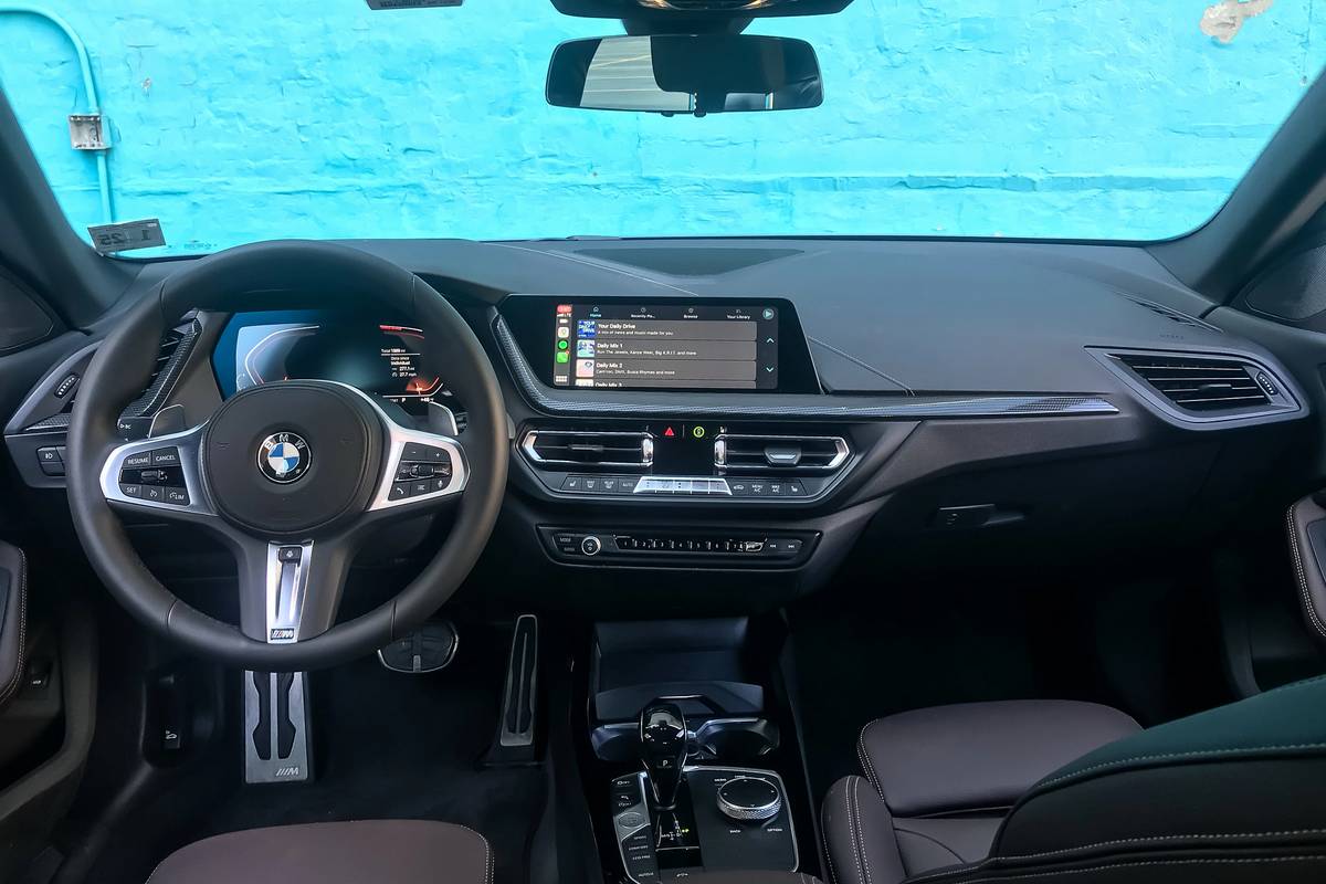 bmw 228i x drive 2020 15 снимок кабины в интерьере переднего ряда jpg