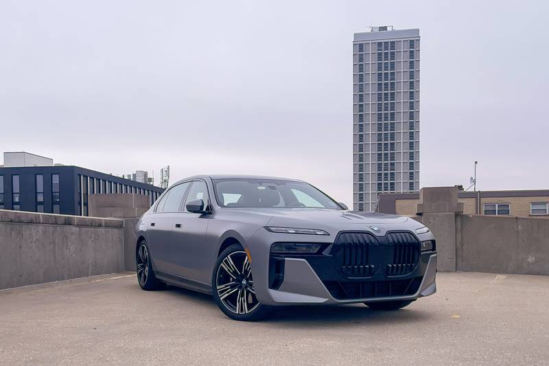 bmw-750e-xdrive-2024-01-exterior-front-angle