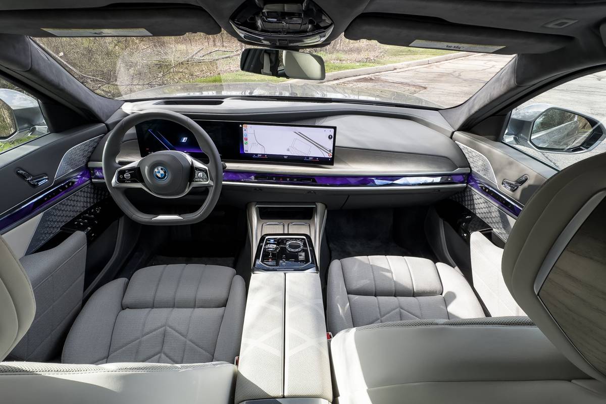 bmw i7 2023 15 интерьер переднего ряда jpg