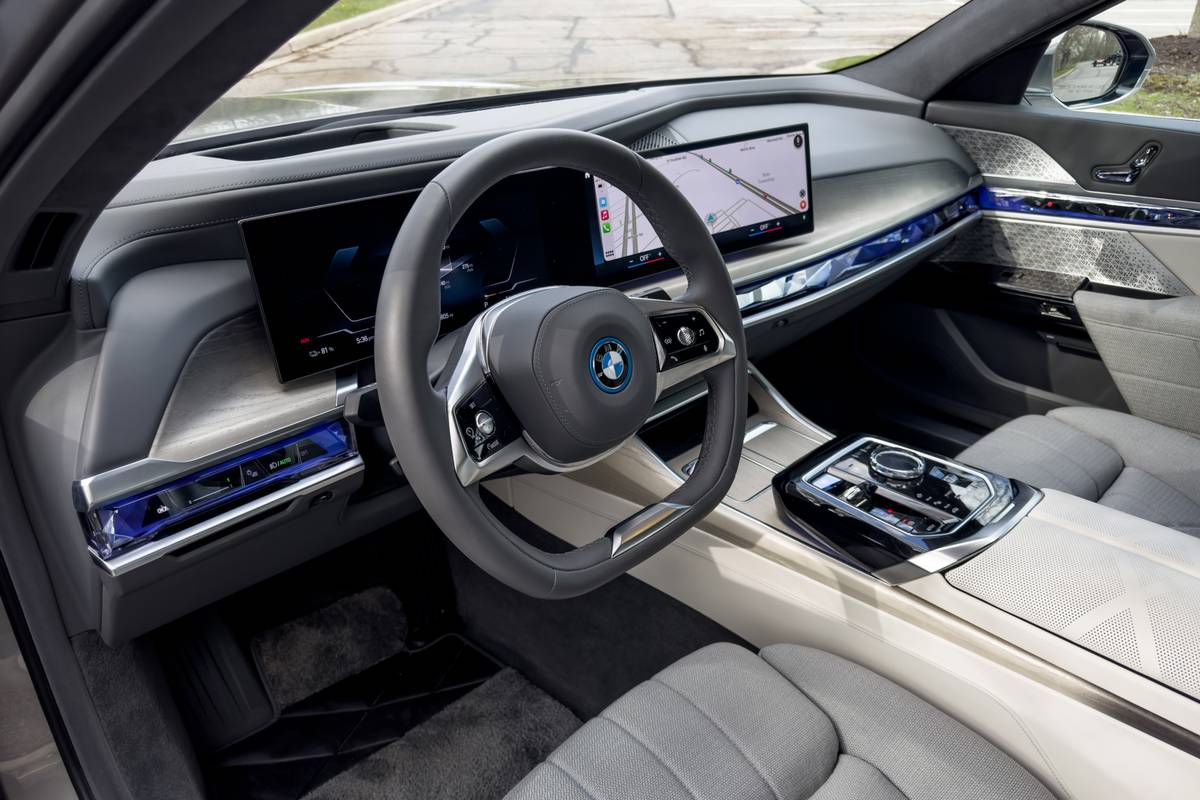 bmw i7 2023 19 интерьер переднего ряда jpg