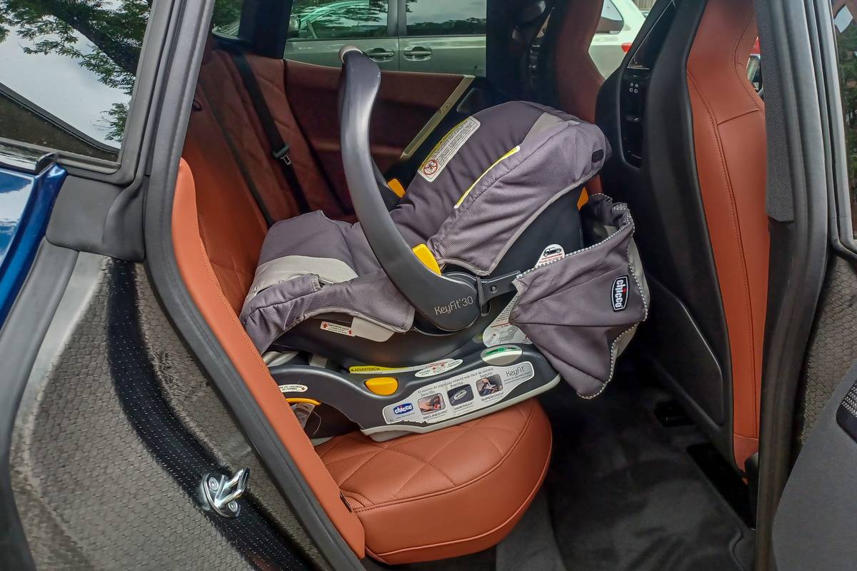 bmw-ix-m60-2023-02-car-seat-interior-backseat