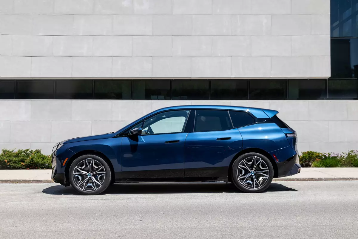 Is the 2023 BMW iX M60 a good electric SUV?  5 pros and 4 cons