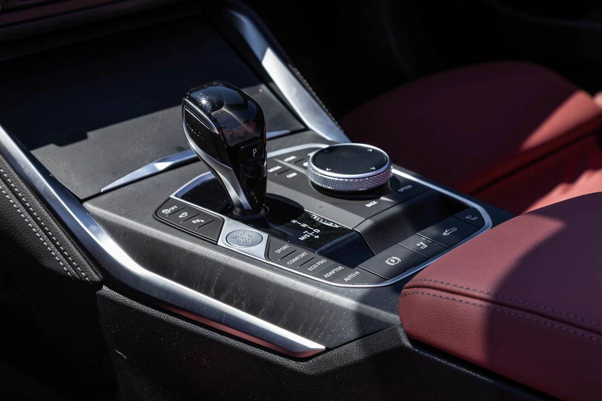 bmw-m440i-convertible-2021--33-center-console--front-row--gearshift--interior.jpg