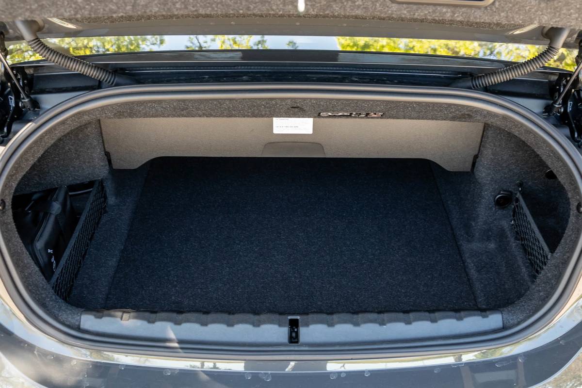 bmw-m440i-convertible-2021--52-interior--trunk.jpg