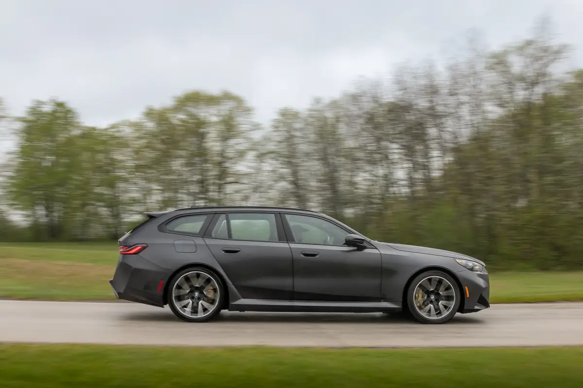 bmw m5 touring 2025 02 exterior dynamic profile jpg