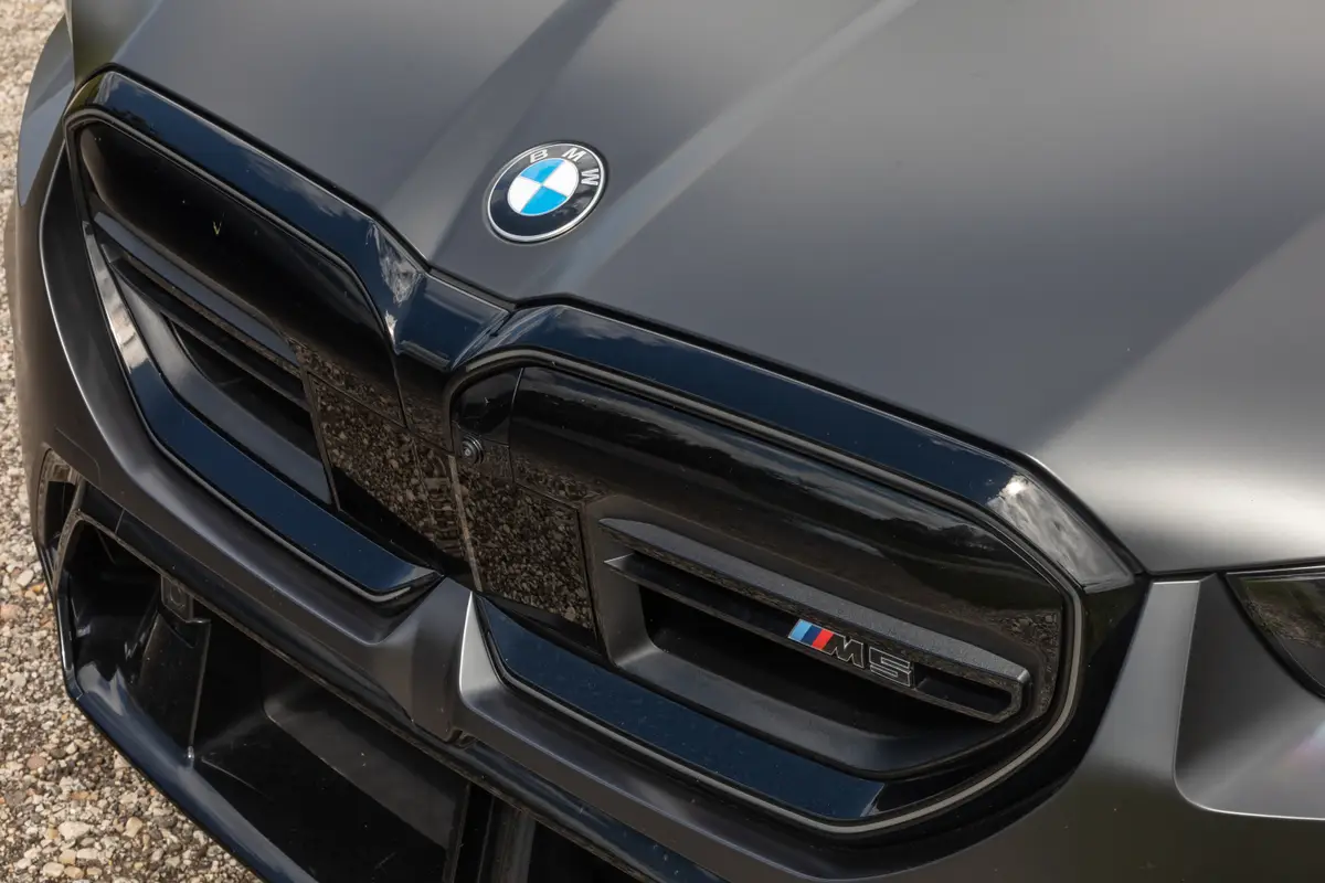 bmw m5 touring 2025 07 exterior grille badge jpg
