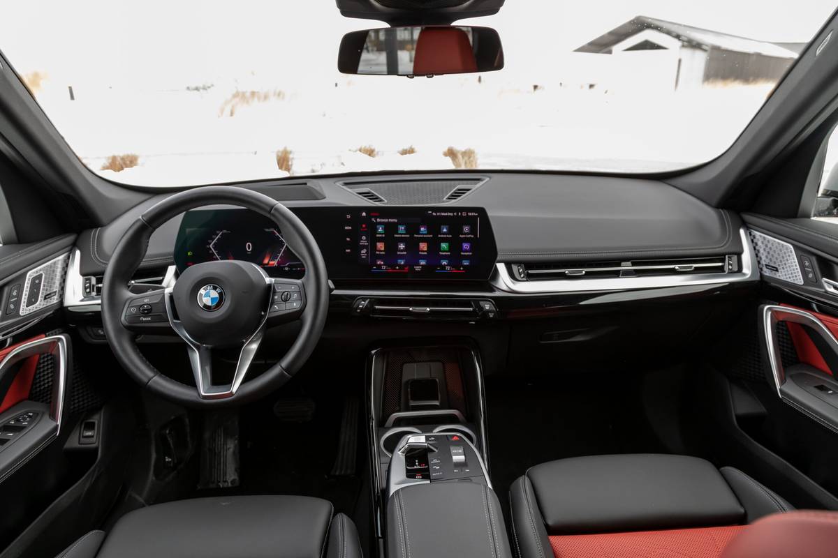 bmw x1 2023 16 интерьер переднего ряда в масштабе jpg