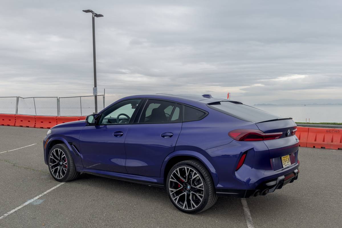 bmw x6m 2024 07 внешний вид в масштабе заднего угла jpg