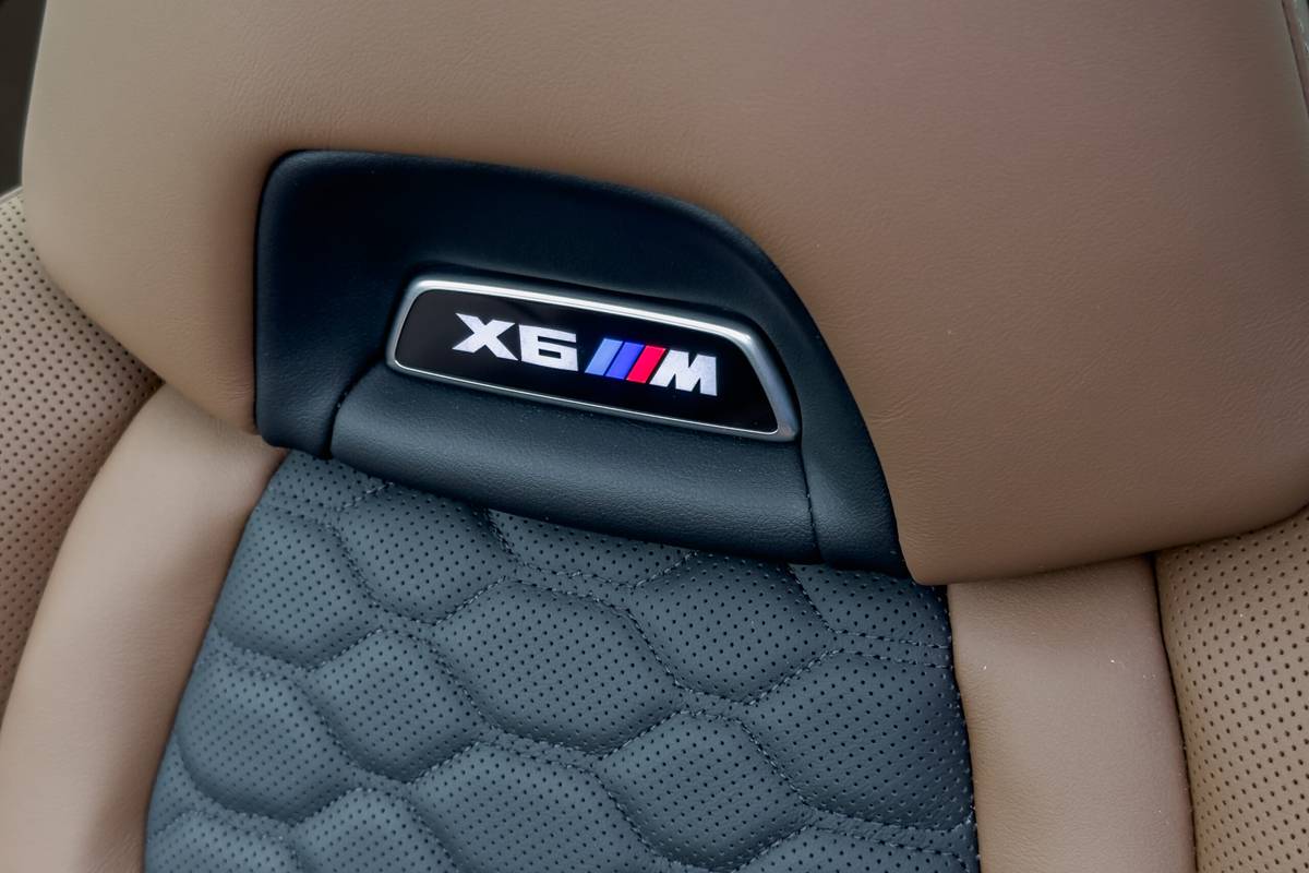 bmw x6m 2024 13 сидений переднего ряда в интерьере в масштабе jpg