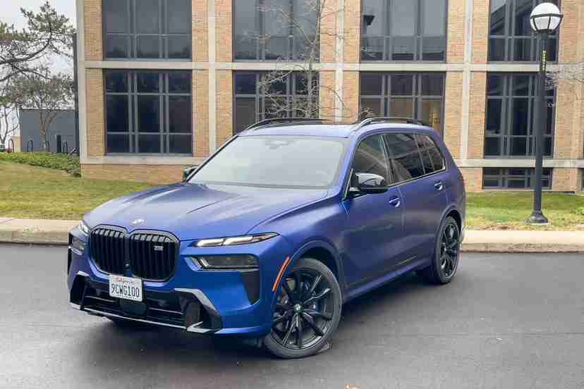 bmw-x7-m60i-2023-01-exterior-front-angle