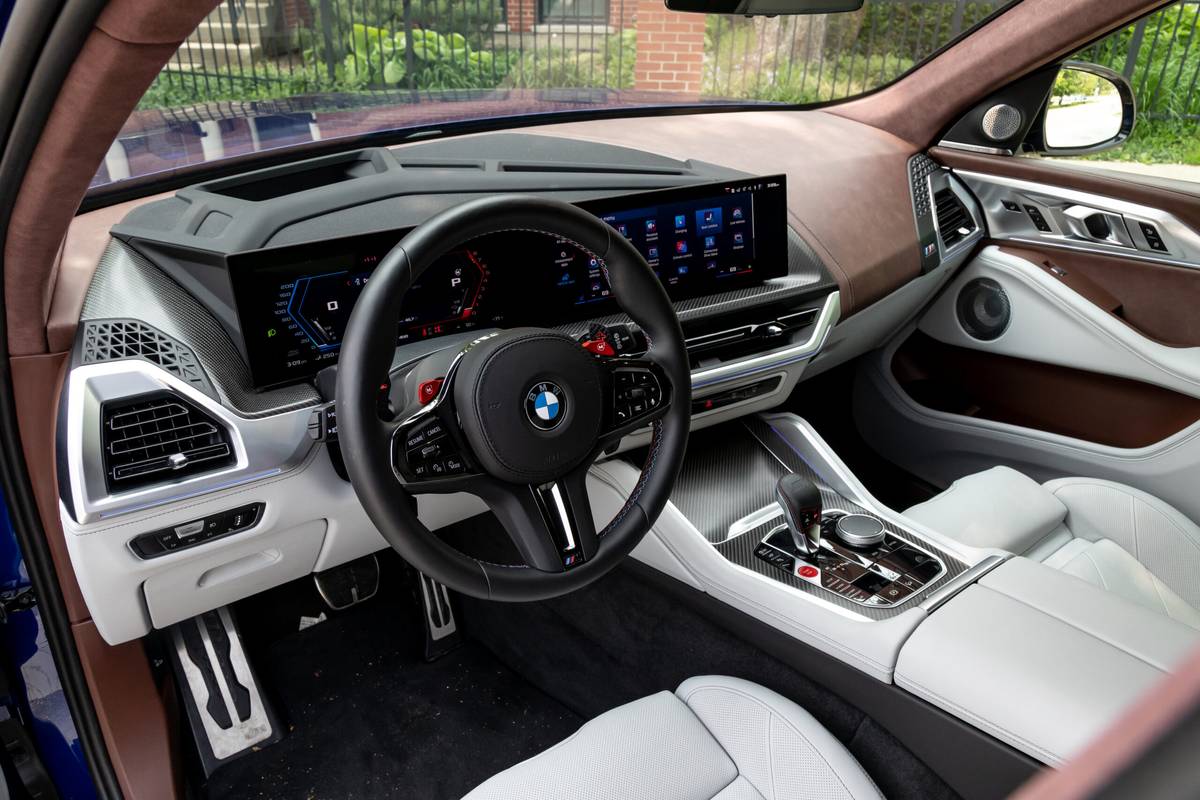 интерьер bmw xm 2023 30 в переднем ряду в масштабе jpg