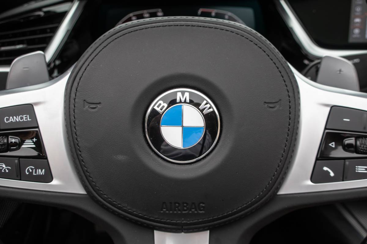 bmw z4 30i sdrive 2020 19 деталь значка на руле в салоне jpg