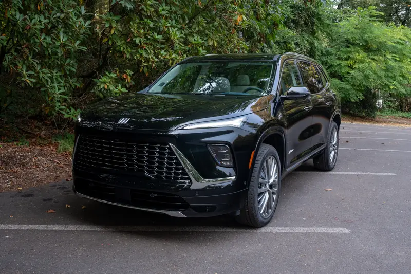 buick-enclave-avenir-2025-01-exterior-front-angle