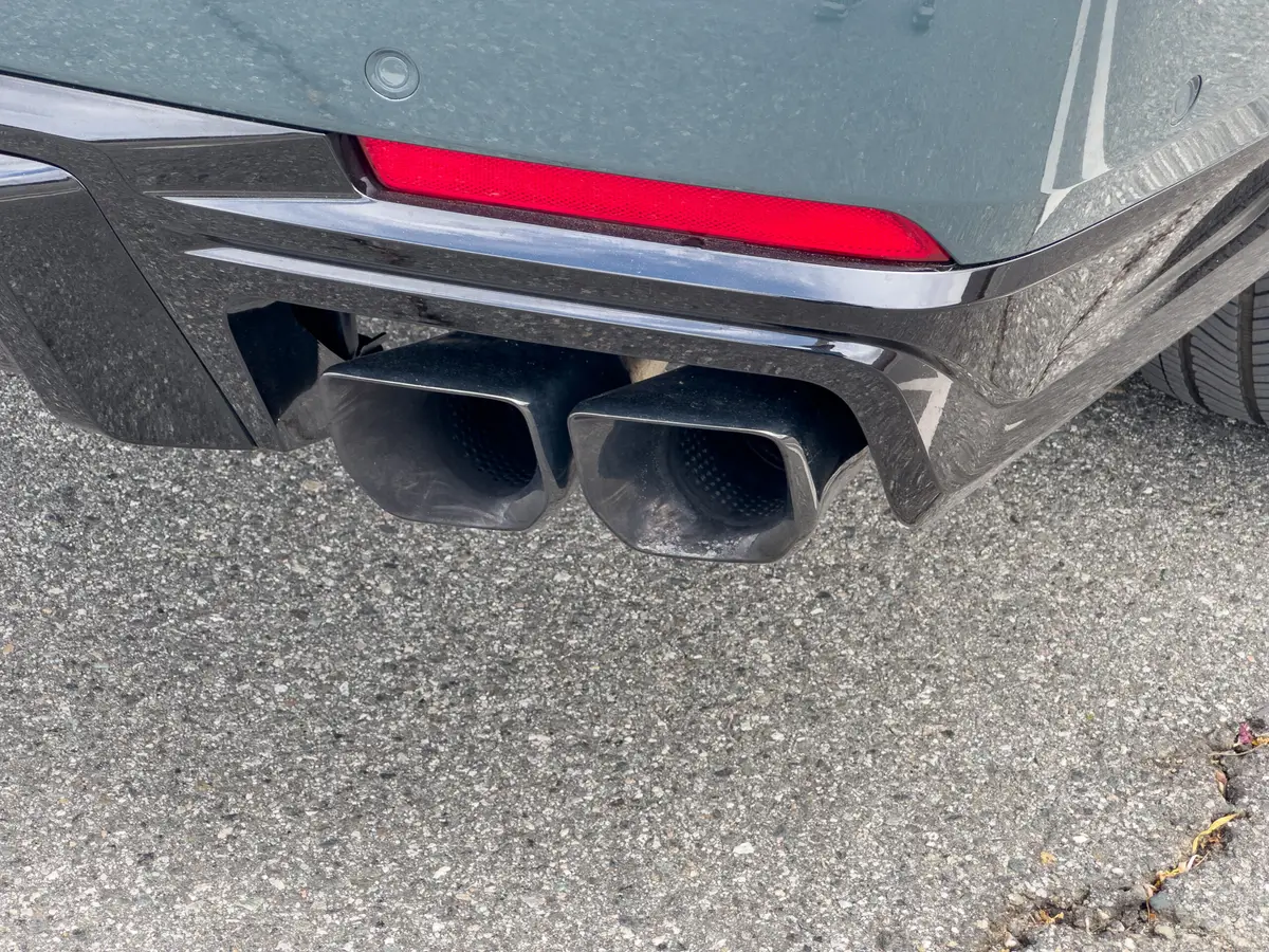 cadillac escalade v 2025 08 exterior exhaust scaled jpg