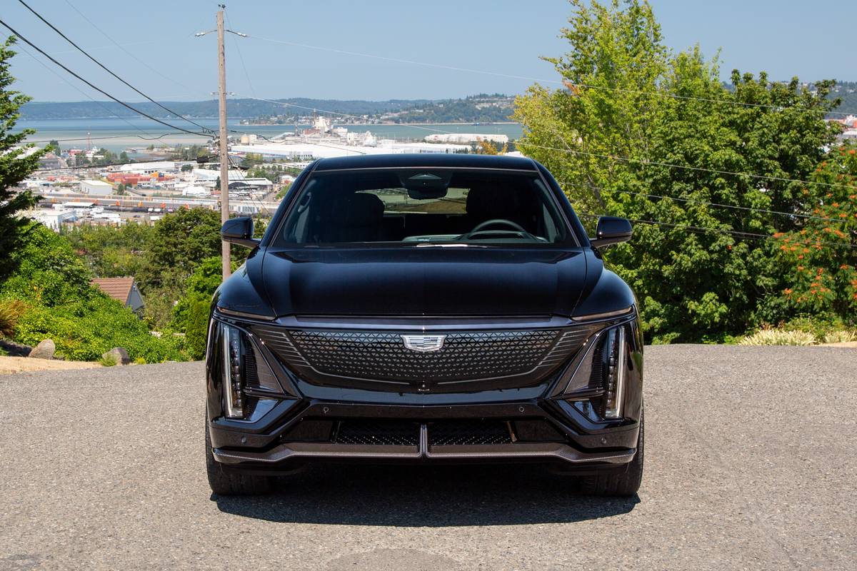 cadillac lyriq v 2026 08 exterior front jpg