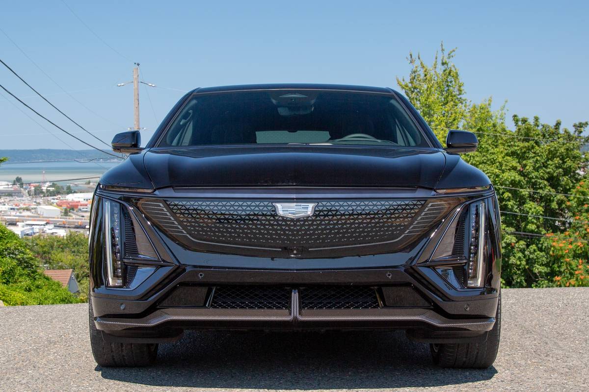 cadillac lyriq v 2026 09 exterior front jpg