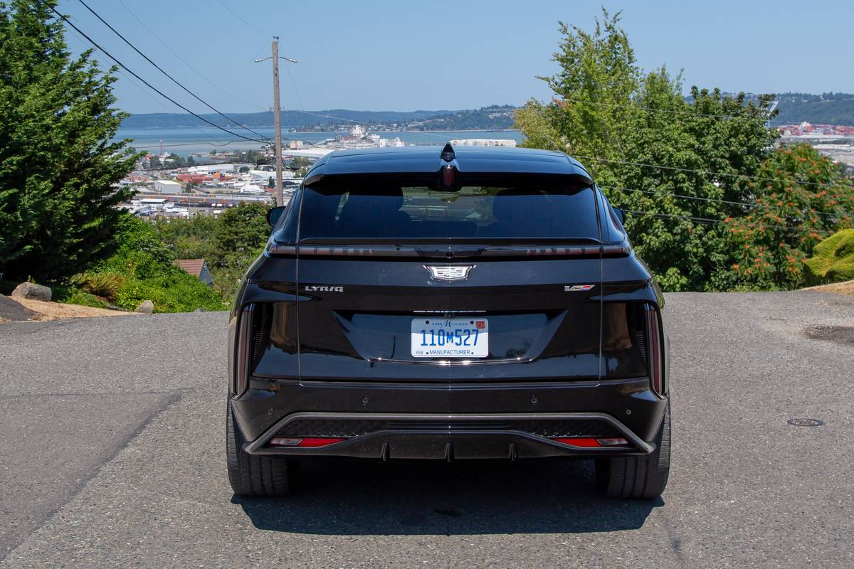 cadillac lyriq v 2026 19 exterior rear jpg