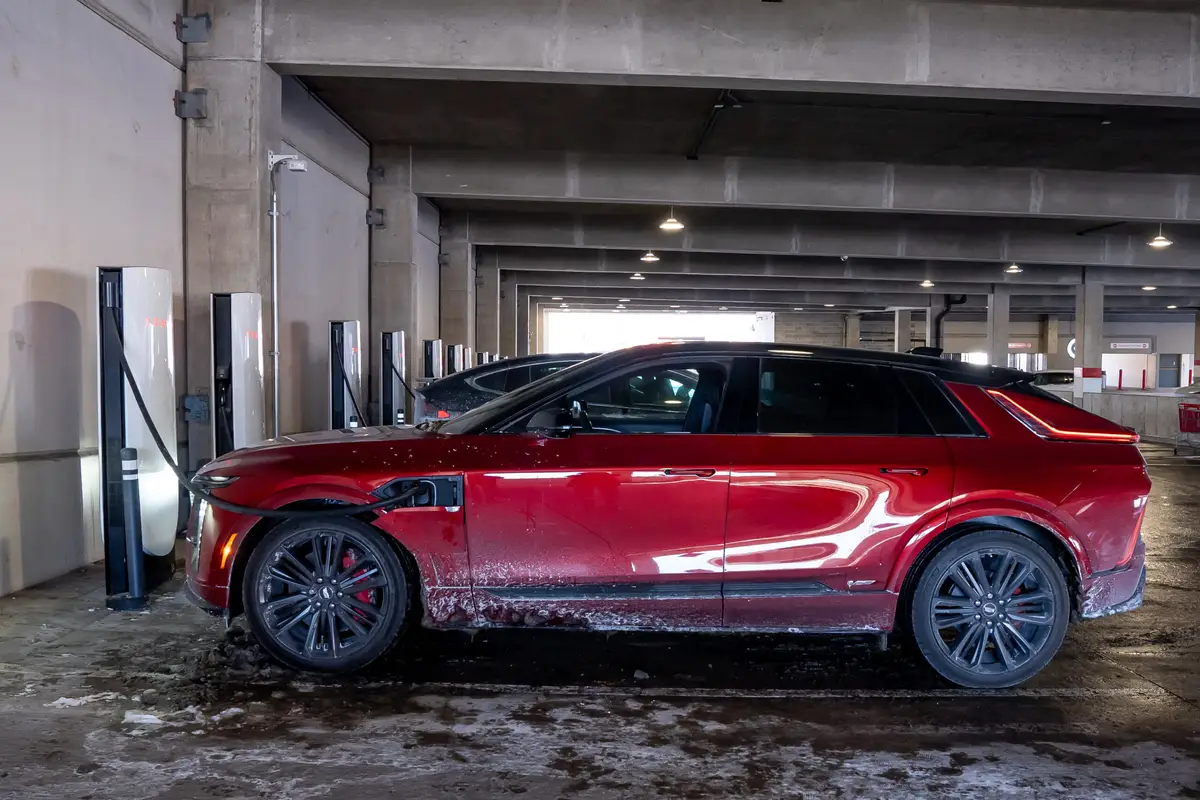 cadillac lyriq v premium 2026 06 exterior charging scaled jpg