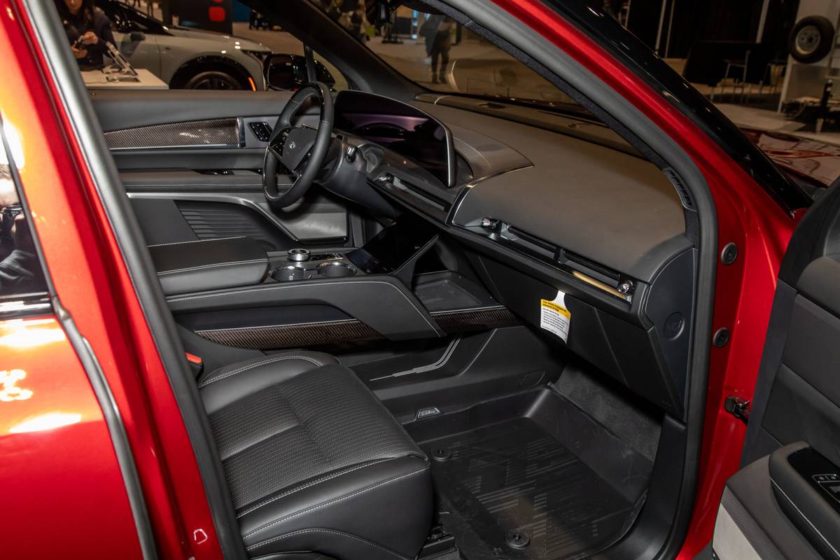 cadillac vistiq 2026 05 interior front row cas scaled jpg