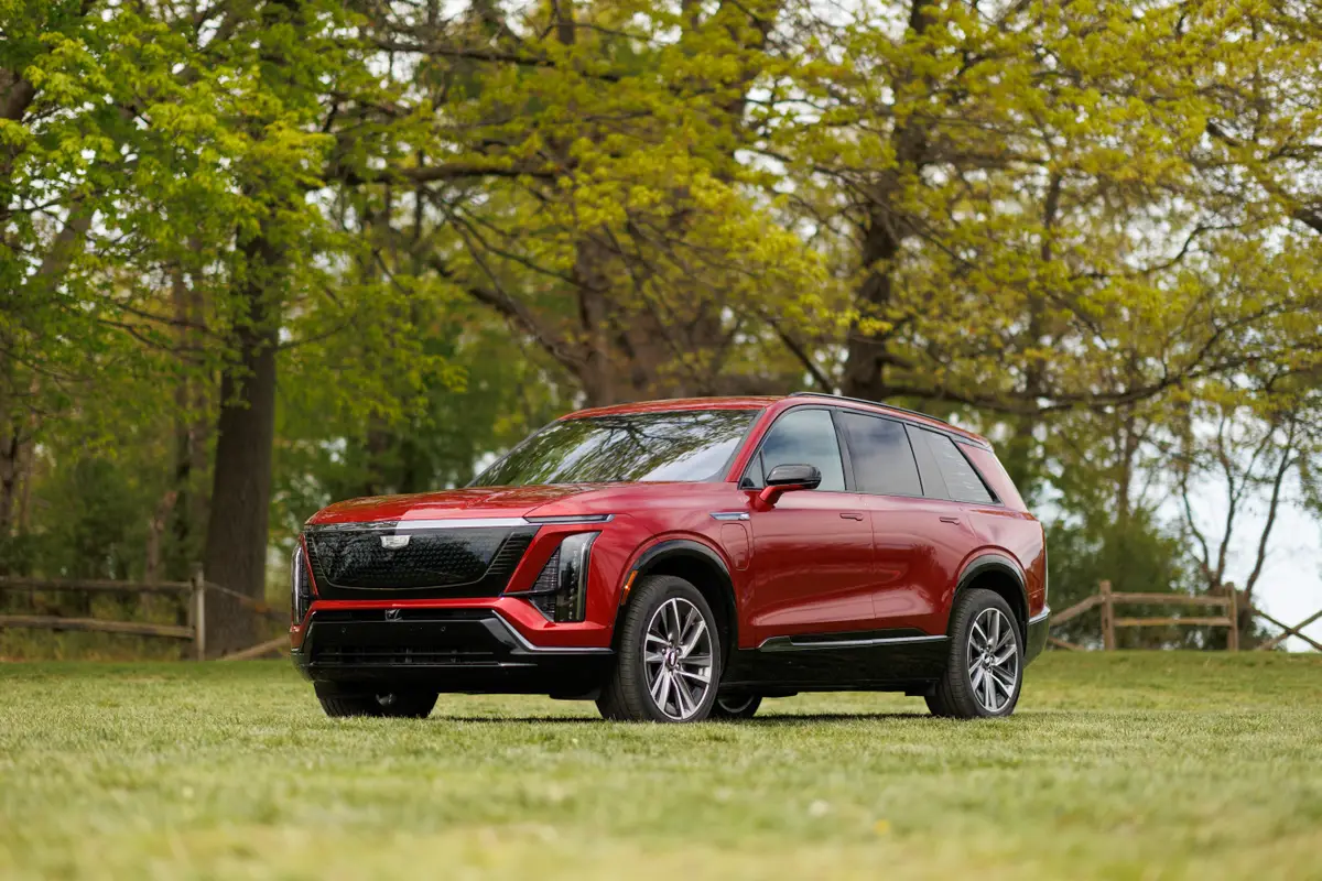 cadillac vistiq sport 2026 04 exterior front angle jpg
