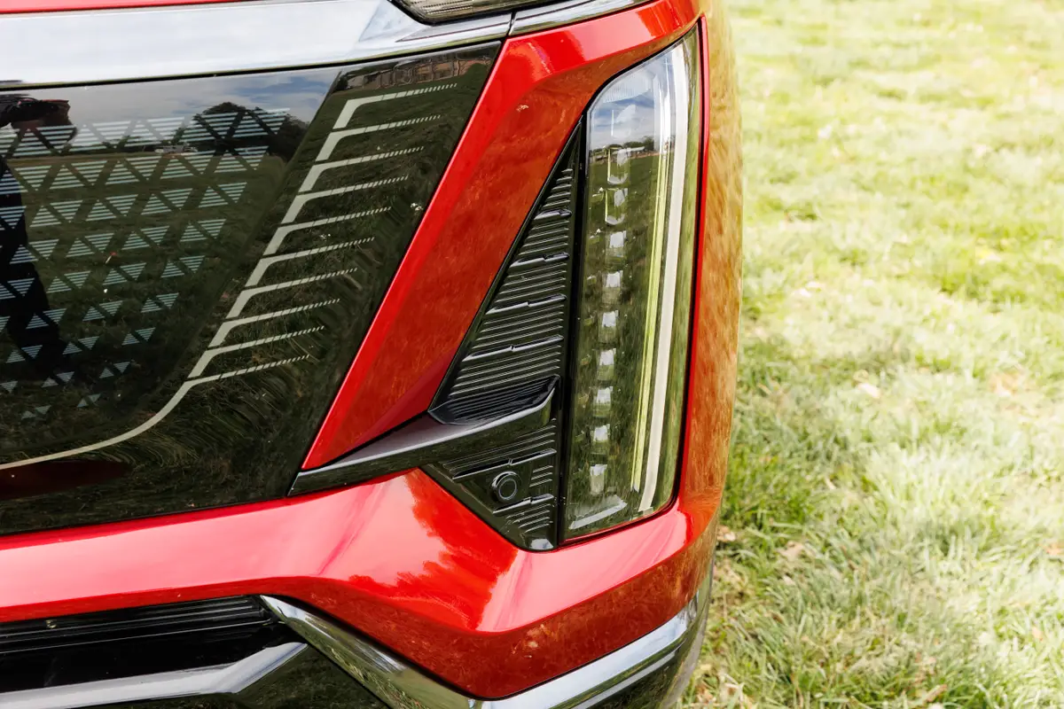 cadillac vistiq sport 2026 09 exterior headlight jpg