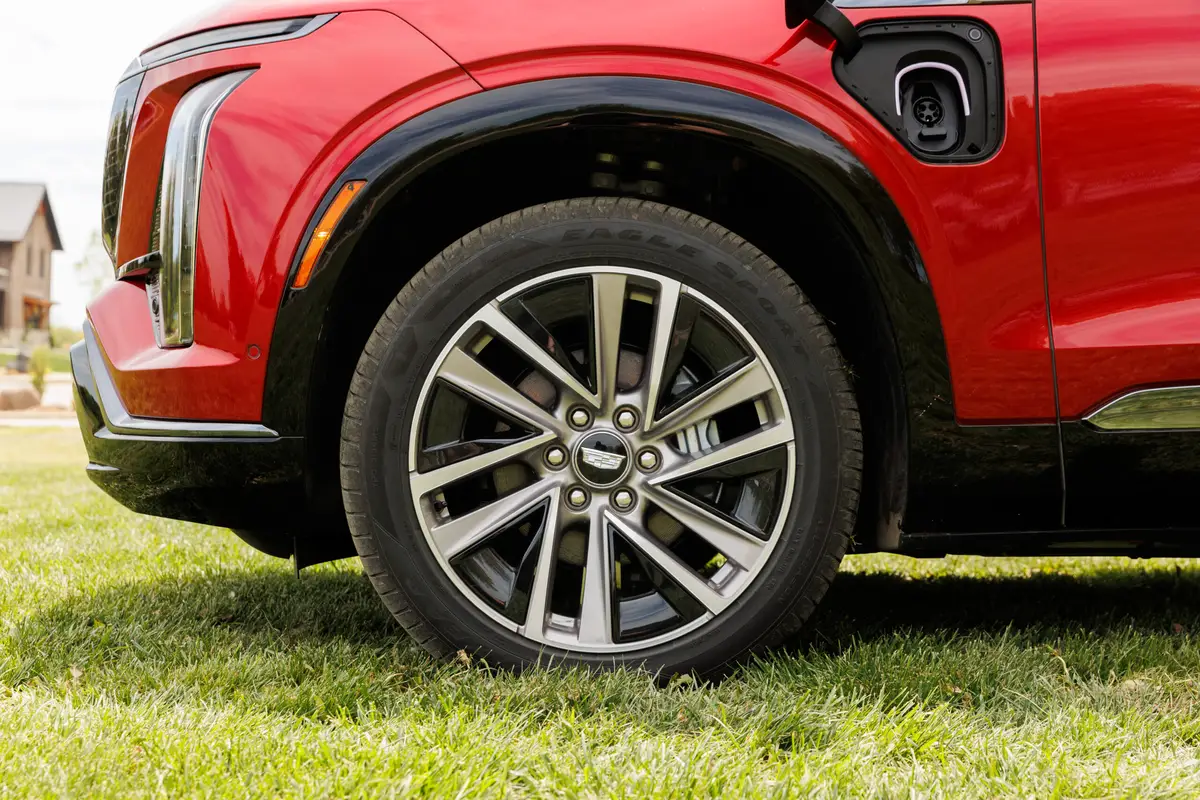 cadillac vistiq sport 2026 14 exterior wheel scaled jpg