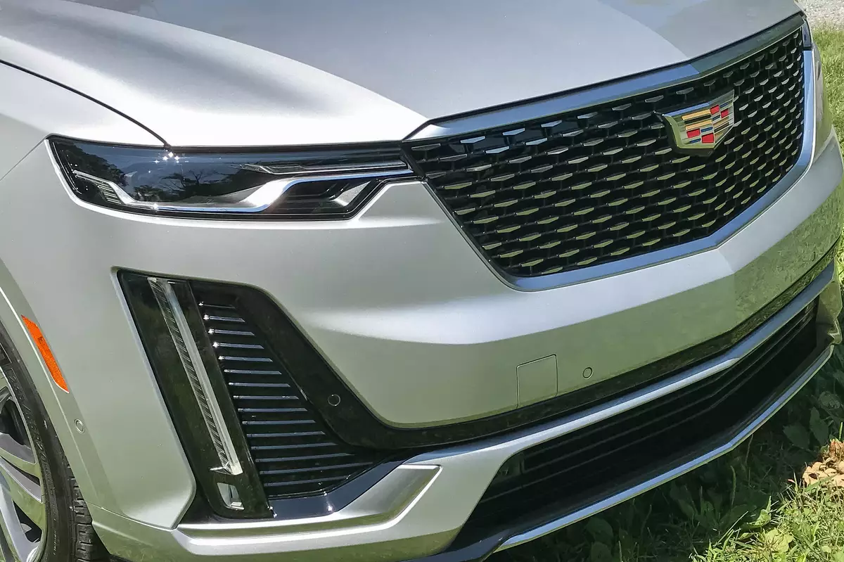 cadillac-xt6-2020-10-detail--exterior--front--grille--headlights--silver.jpg