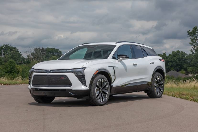 chevrolet-blazer-ev-rs-awd-2024-02-exterior-front-angle