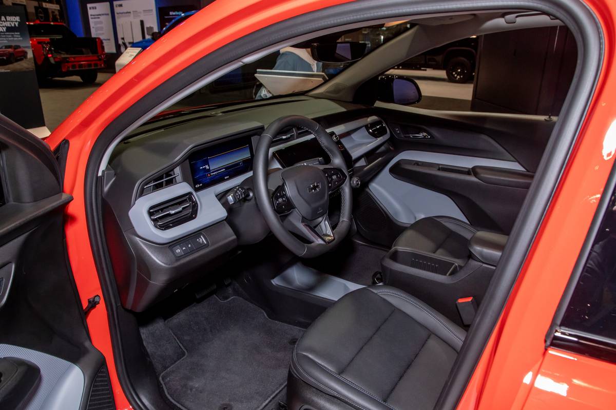 chevrolet bolt 2027 04 interior front row cas scaled jpg
