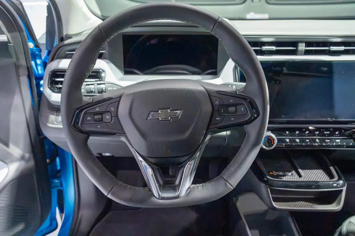 chevrolet bolt 2027 10 interior steering wheel jpg