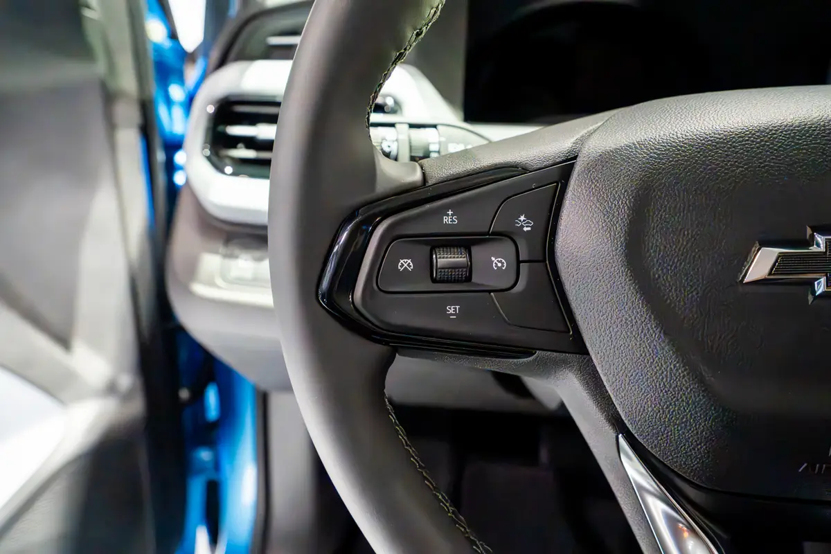 chevrolet bolt 2027 11 interior steering wheel buttons jpg