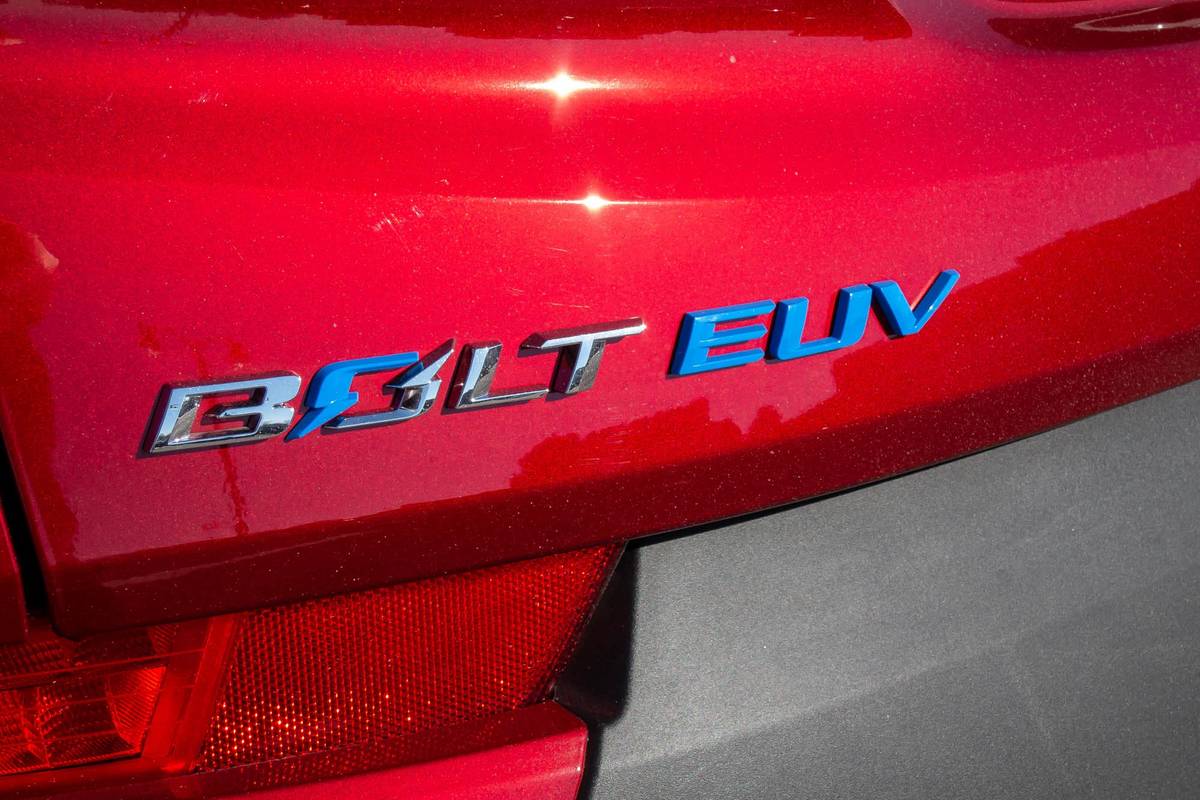 chevrolet-bolt-euv-2022-15-exterior--model-emblem--rear--red.jpg