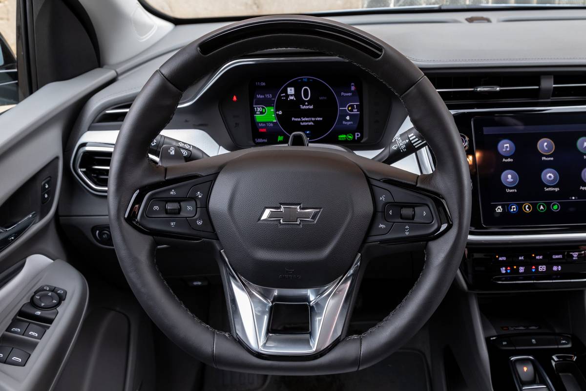 chevrolet-bolt-euv-2022-22-interior-steering-wheel