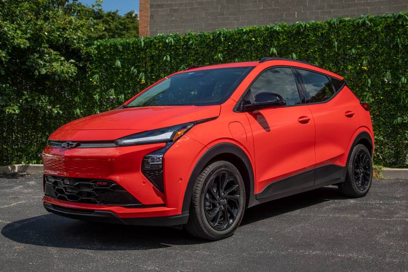chevrolet-bolt-rs-2027-01-exterior-front-angle