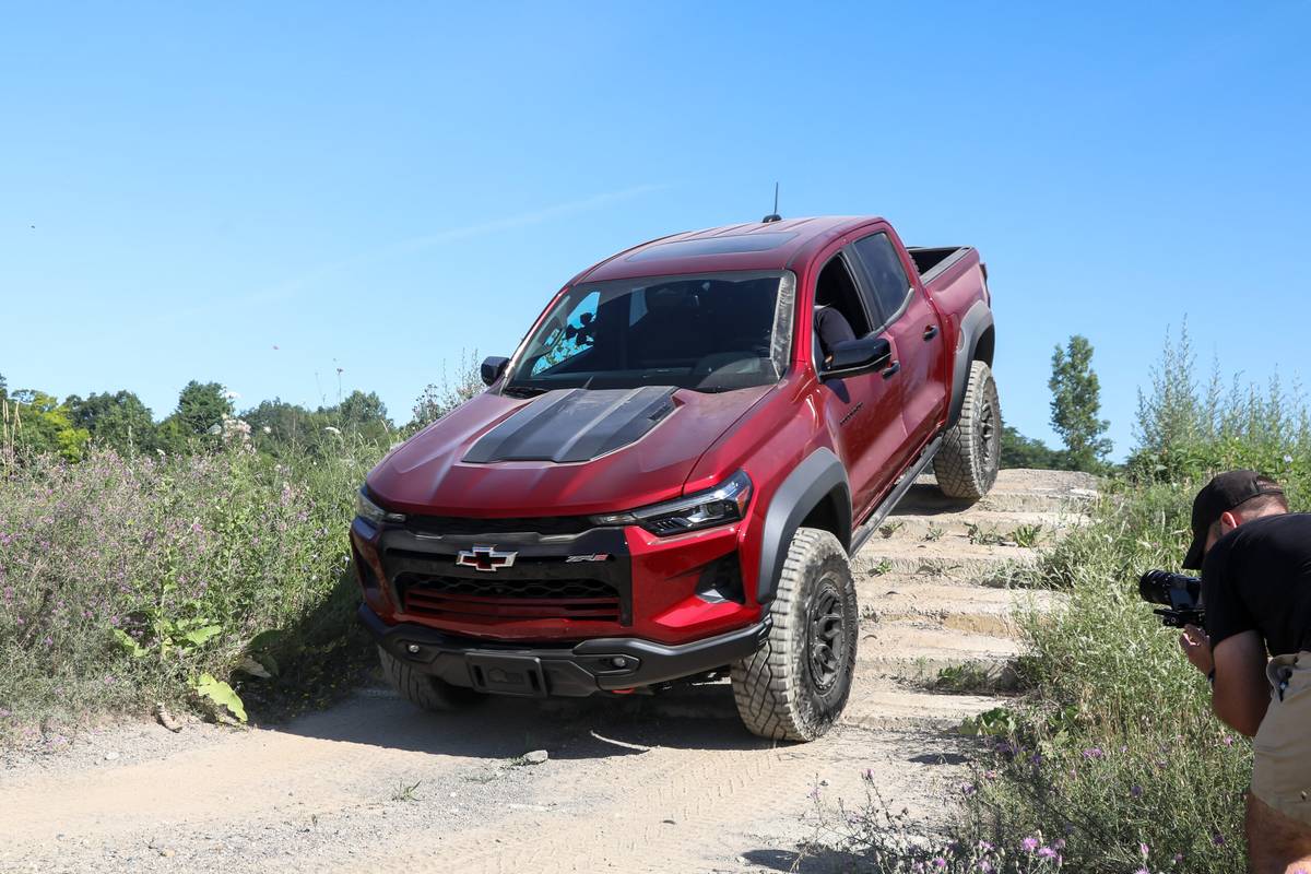 chevrolet colorado 4wd zr2 crew cab 2025 02 exterior offroad front angle scaled jpg