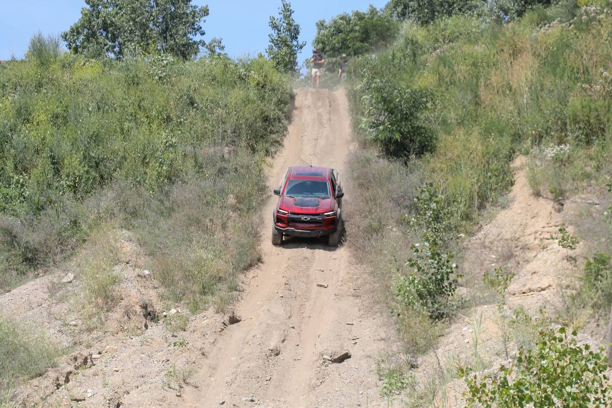 chevrolet colorado 4wd zr2 crew cab 2025 07 exterior offroad front scaled jpg