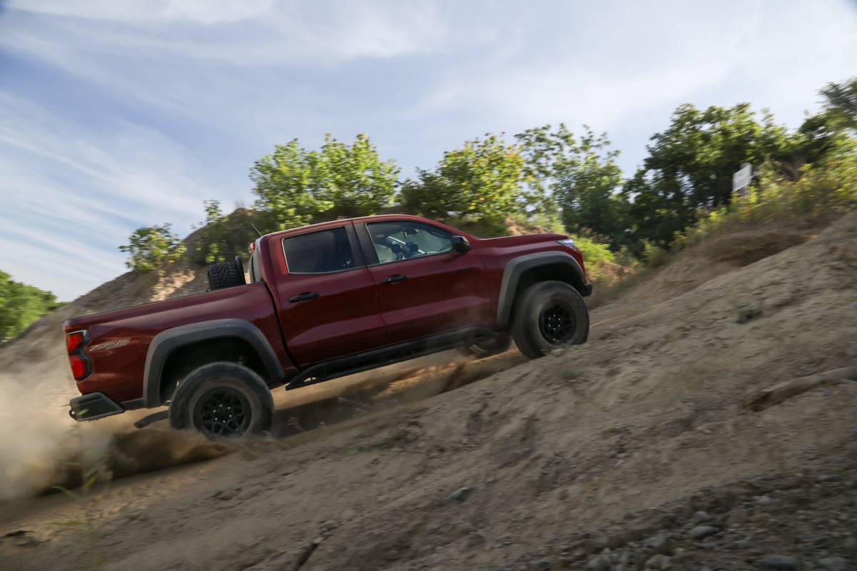 chevrolet colorado 4wd zr2 crew cab 2025 08 exterior offroad profile scaled jpg