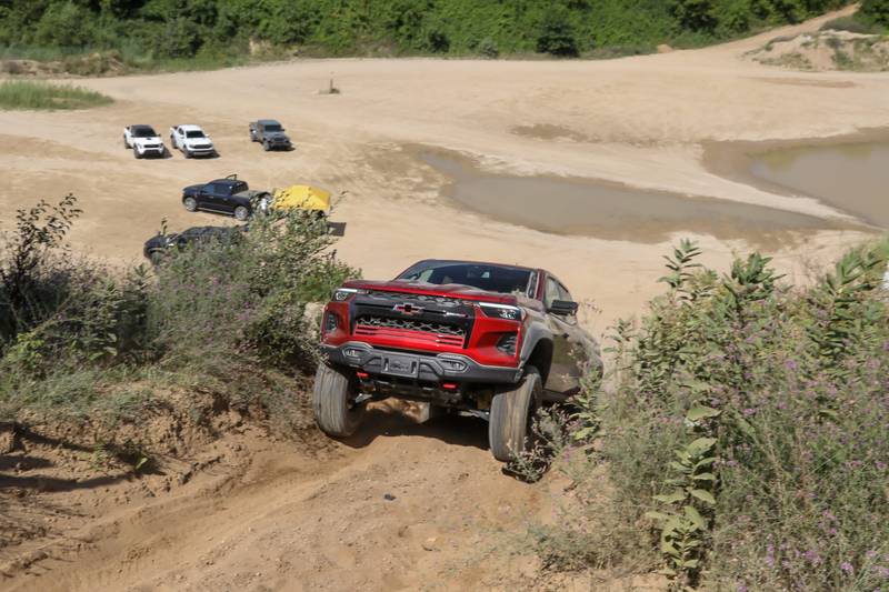 chevrolet-colorado-4wd-zr2-crew-cab-2025-09-exterior-offroad-front