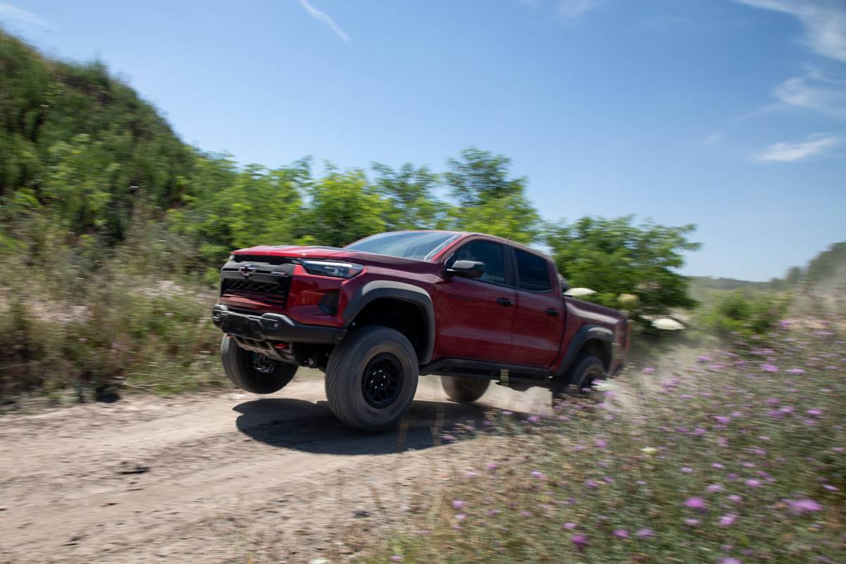 chevrolet colorado 4wd zr2 crew cab 2025 11 exterior offroad front angle scaled jpg