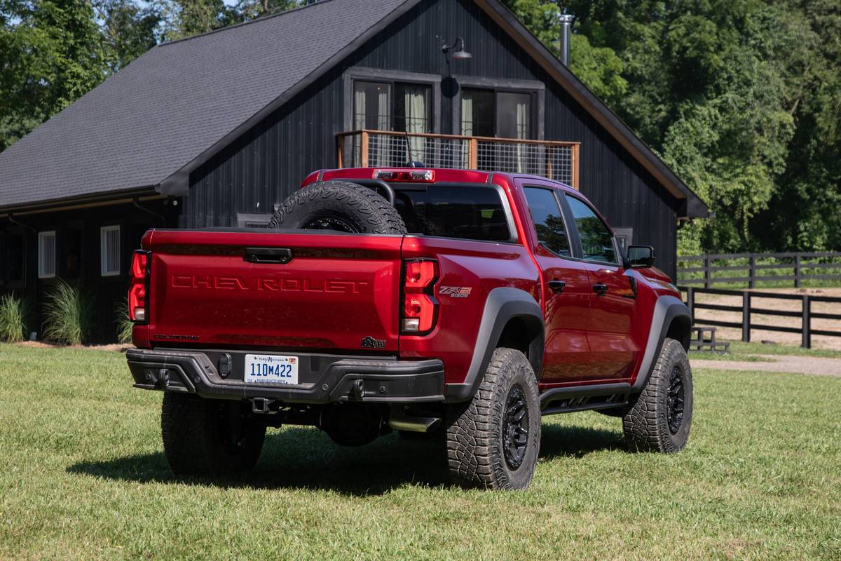 chevrolet colorado 4wd zr2 crew cab 2025 31 exterior rear angle scaled jpg