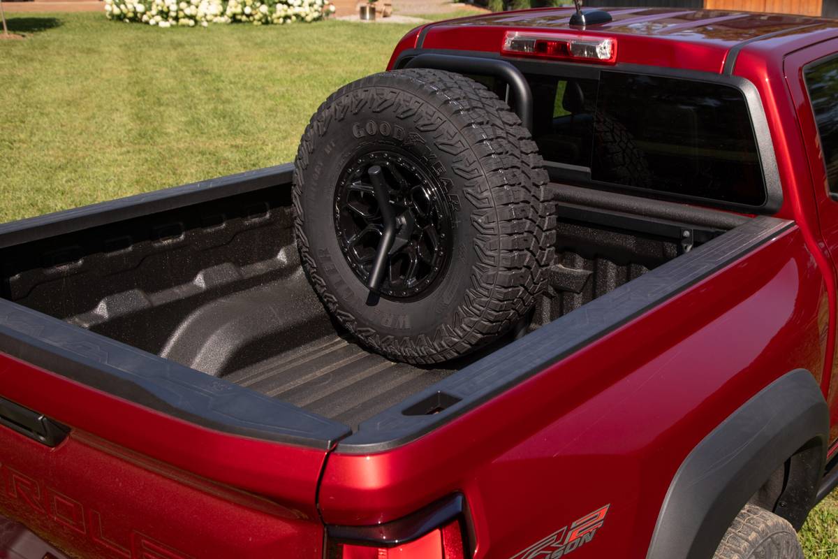 chevrolet colorado 4wd zr2 crew cab 2025 32 exterior rear angle scaled jpg