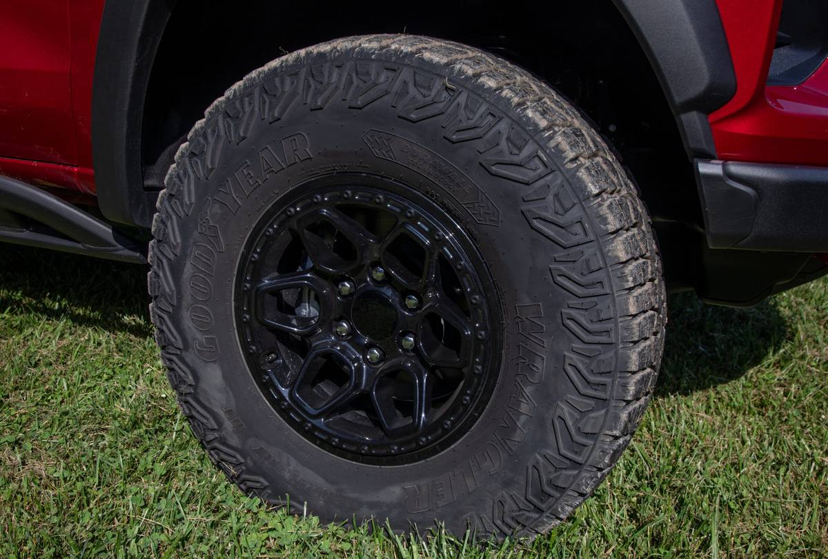 chevrolet colorado 4wd zr2 crew cab 2025 38 exterior wheel scaled jpg