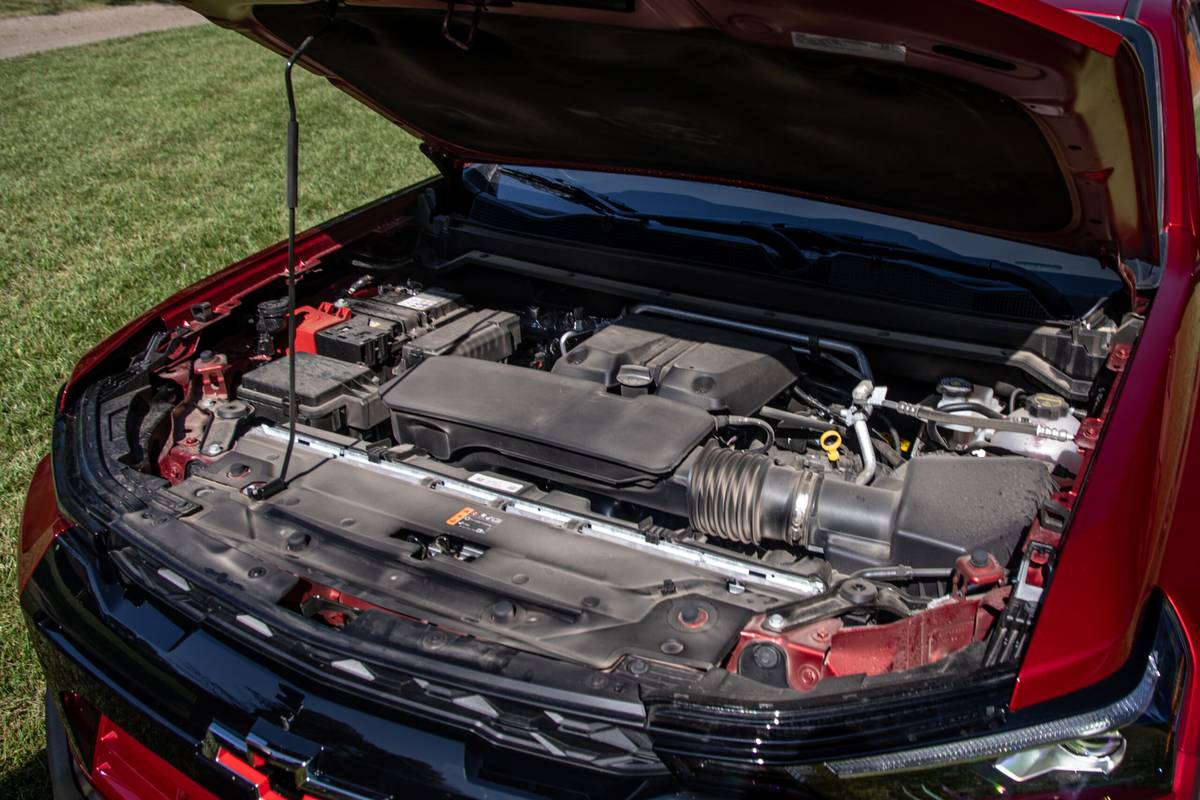chevrolet colorado 4wd zr2 crew cab 2025 43 interior engine scaled jpg