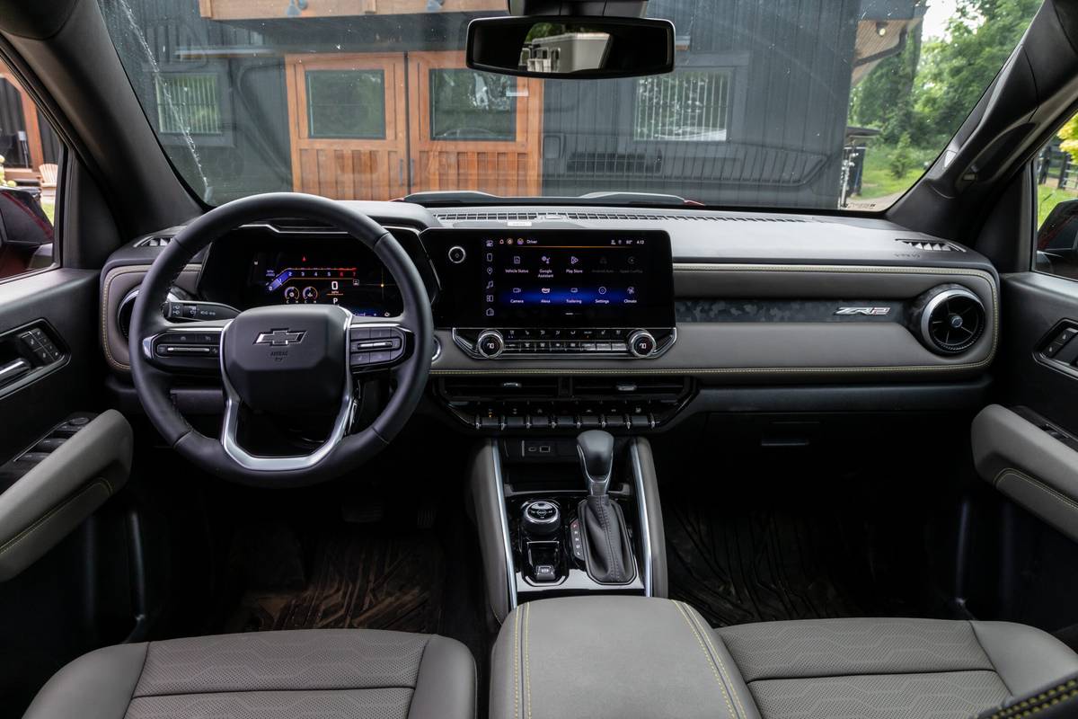 chevrolet colorado 4wd zr2 crew cab 2025 44 interior front row scaled jpg