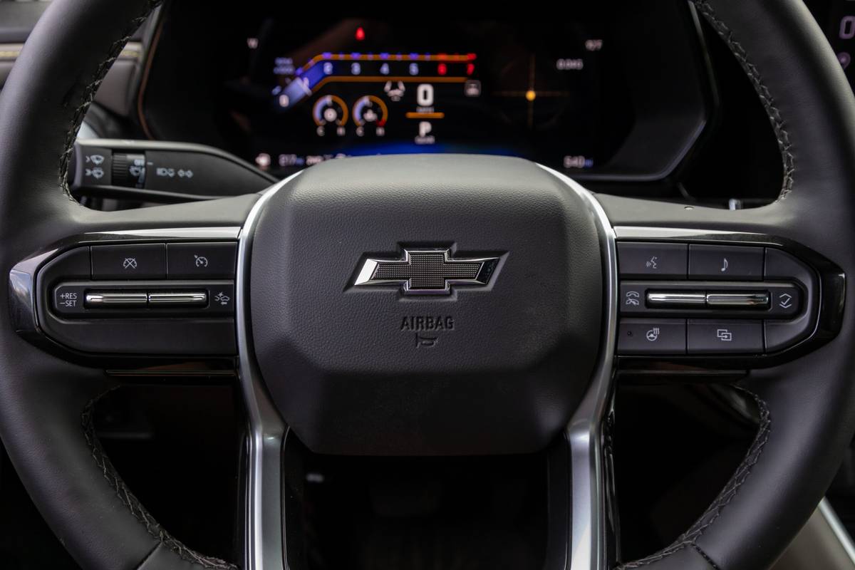 chevrolet colorado 4wd zr2 crew cab 2025 48 interior steering wheel controls scaled jpg