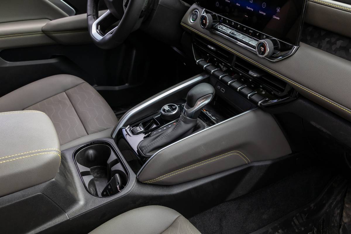 chevrolet colorado 4wd zr2 crew cab 2025 52 interior center console scaled jpg