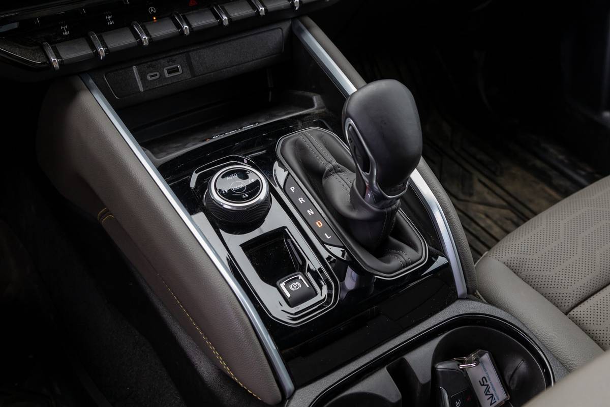 chevrolet colorado 4wd zr2 crew cab 2025 53 interior gearshift scaled jpg